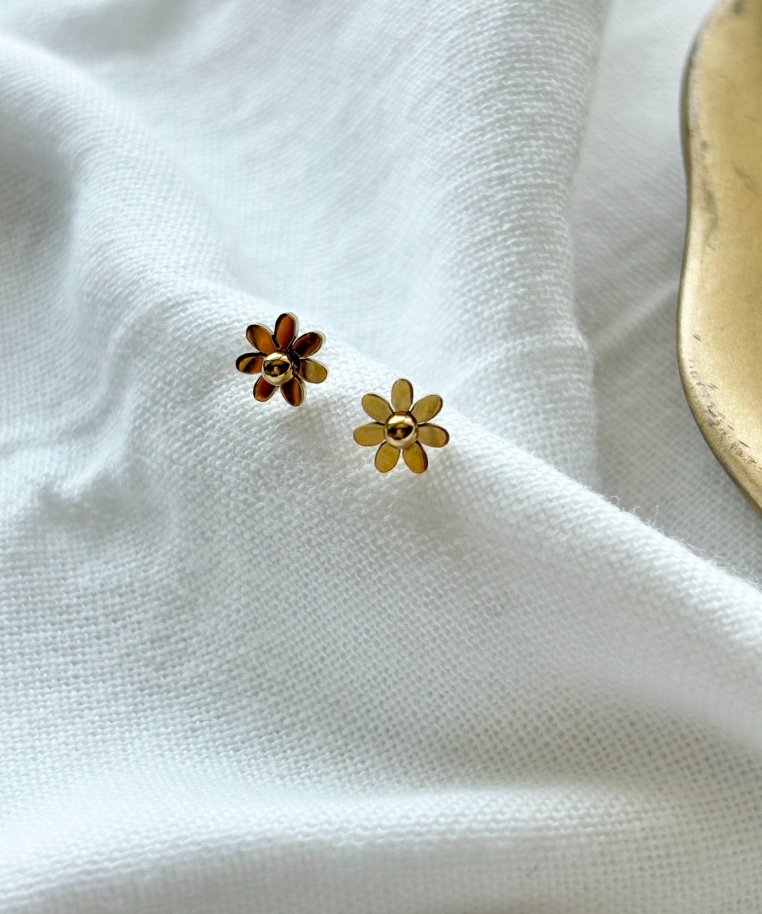 ciite' シーテ ピアス(両耳用) 【 金属アレルギー対応 】デイジーフラワー ミニピアス サージカルステンレス(両耳用)