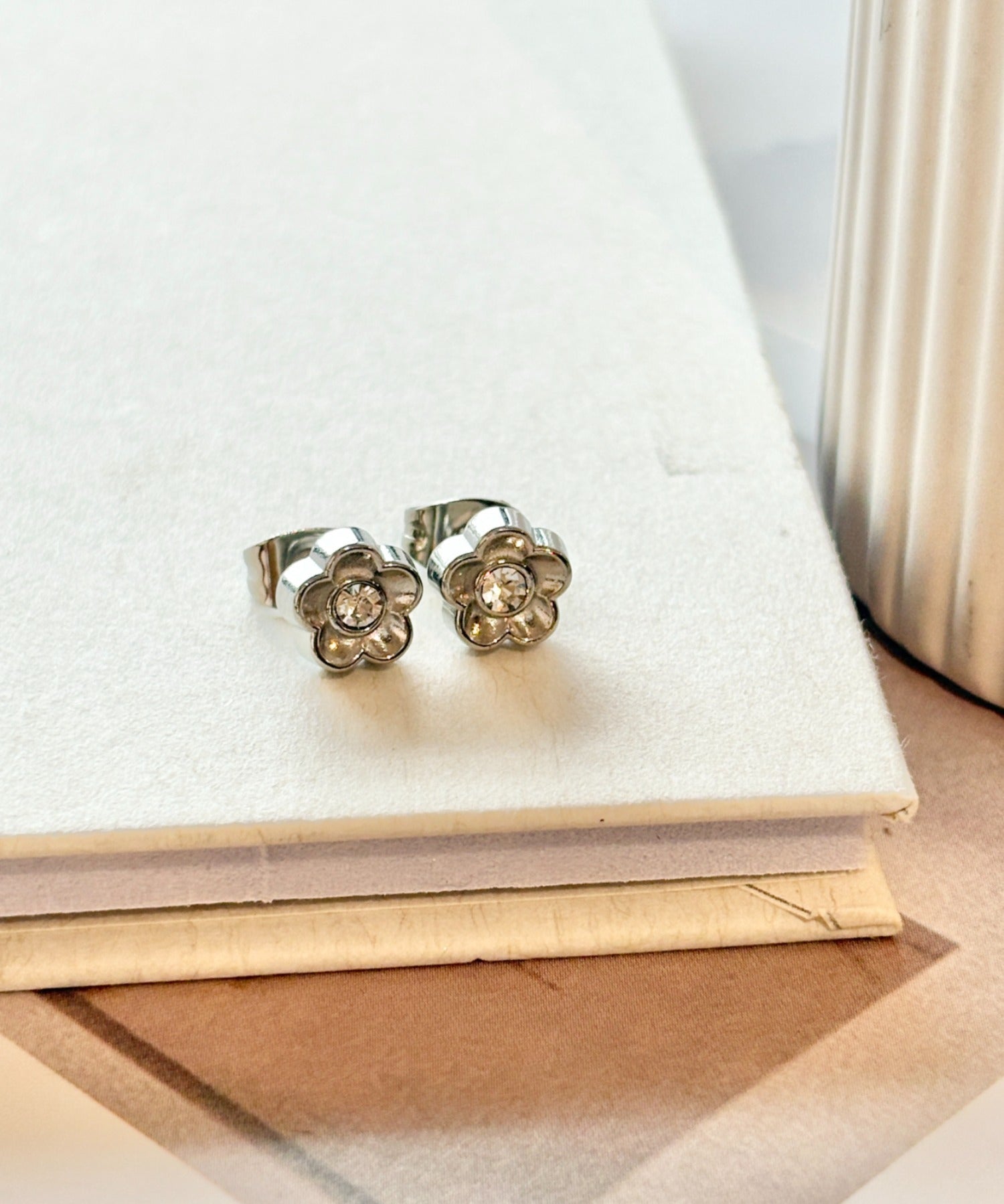 ciite' シーテ ピアス(両耳用) 【 金属アレルギー対応 】フラワービジュー ミニピアス サージカルステンレス(両耳用)