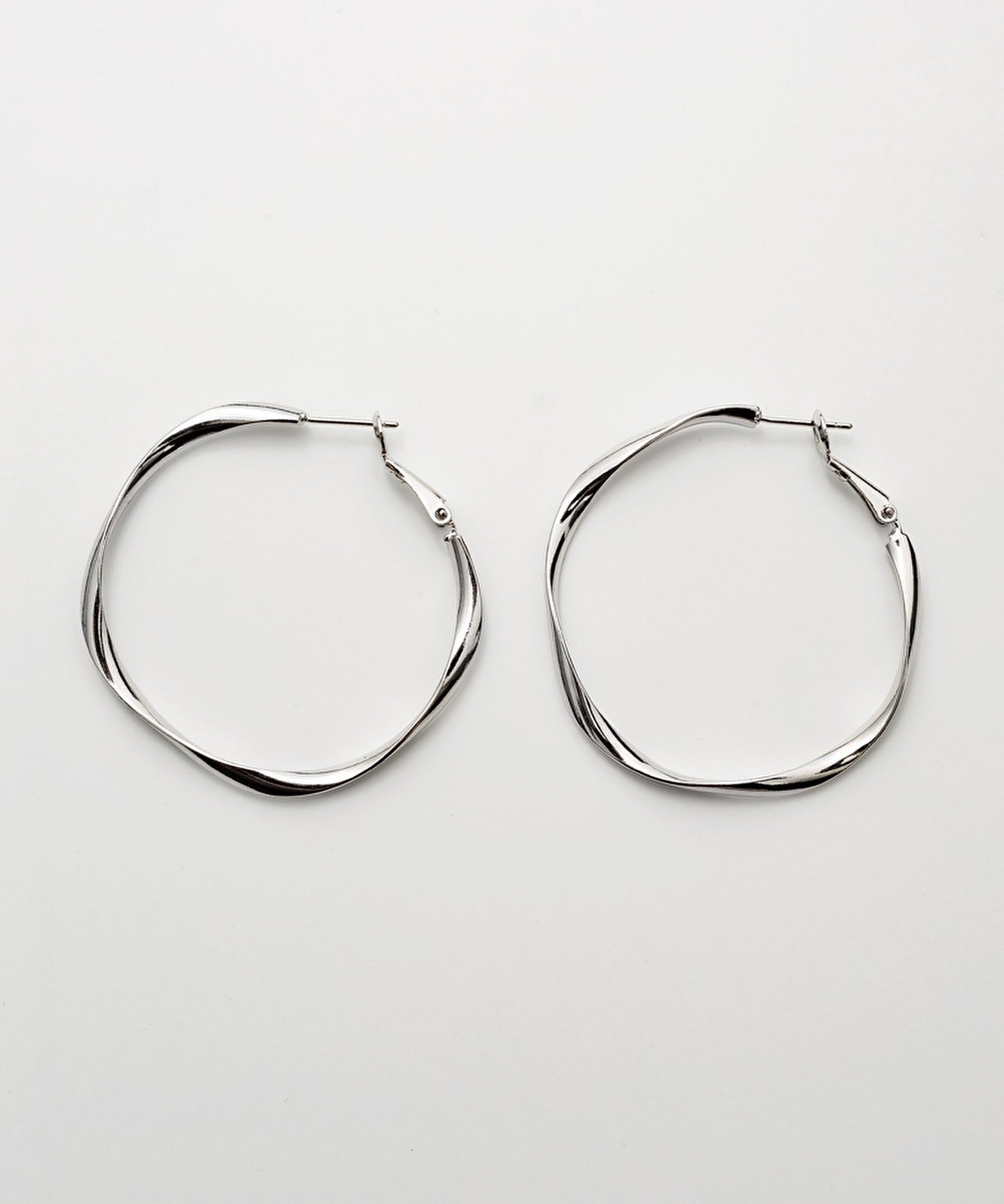 ciite' シーテ ピアス（両耳用） 【 金属アレルギー対応 】大ぶり ねじれフープピアス (両耳用) サージカルステンレス