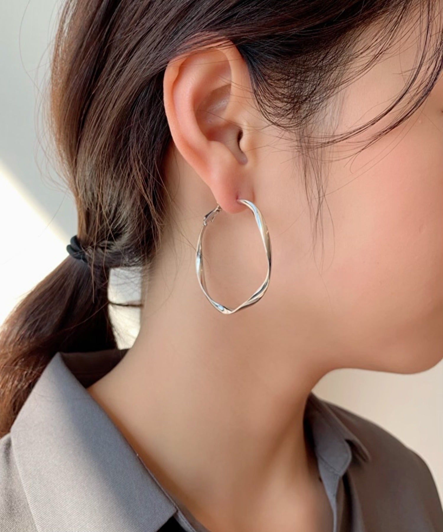 ciite' シーテ ピアス（両耳用） 【 金属アレルギー対応 】大ぶり ねじれフープピアス (両耳用) サージカルステンレス