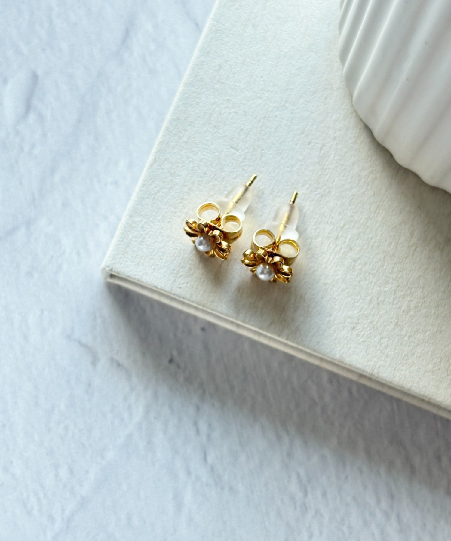 ciite' シーテ ピアス（両耳用） 【 金属アレルギー対応 】 ミニフラワー パールピアス サージカルステンレス（両耳用）