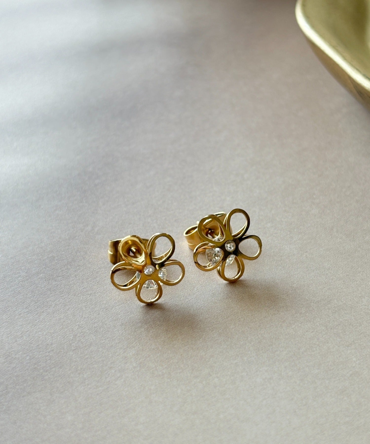 ciite' シーテ ピアス（両耳用） 【 金属アレルギー対応 】フラワービジューピアス サージカルステンレス（両耳用）