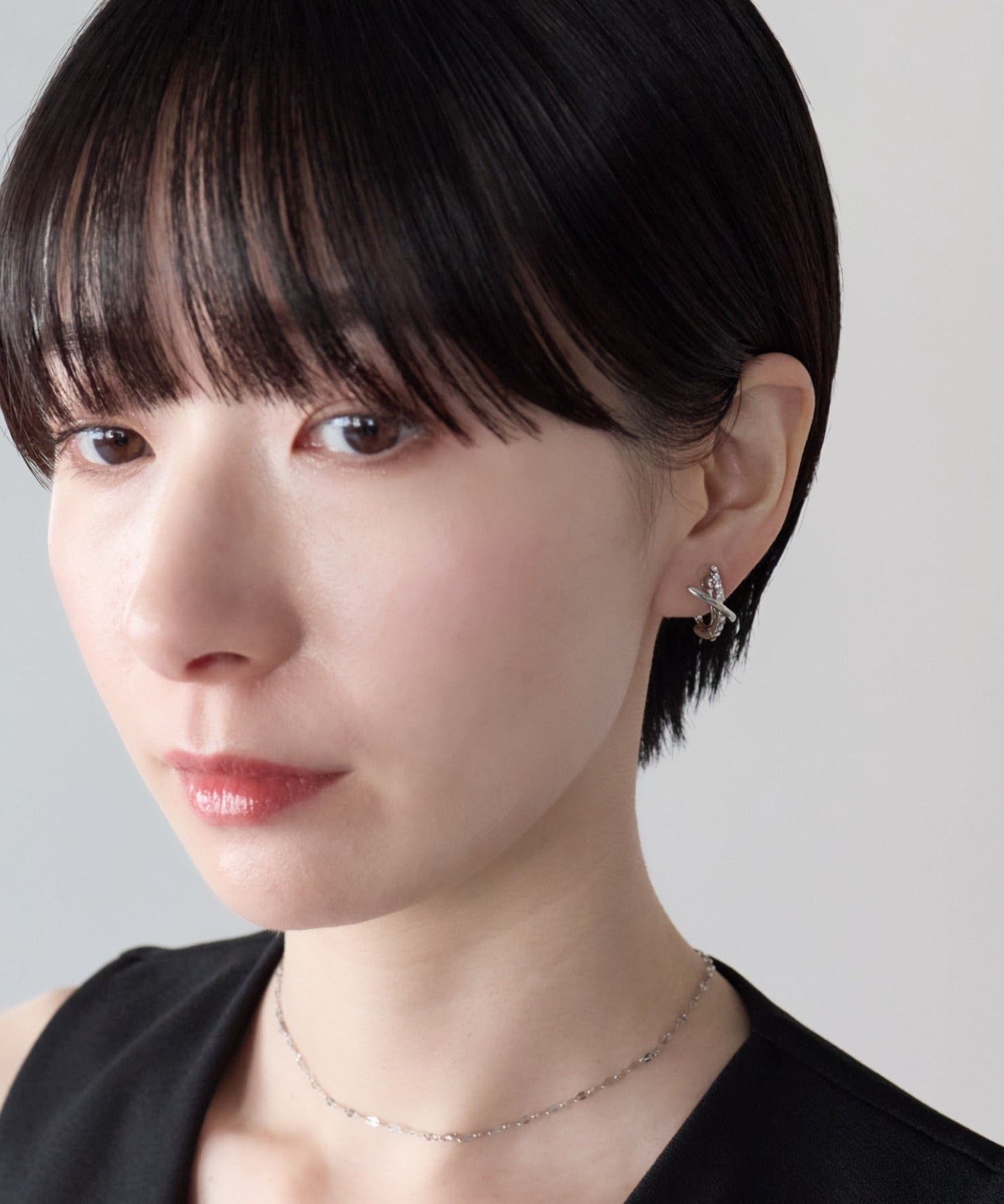 ciite' シーテ イヤリング シリコン付 クロスビジューデザイン イヤリング