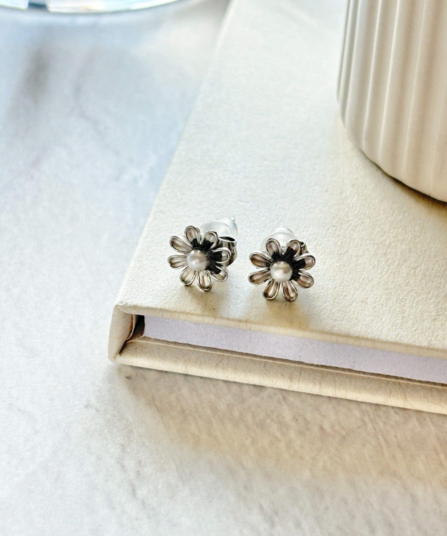 ciite' シーテ ピアス（両耳用） 【 金属アレルギー対応 】 ミニフラワー パールピアス サージカルステンレス（両耳用）