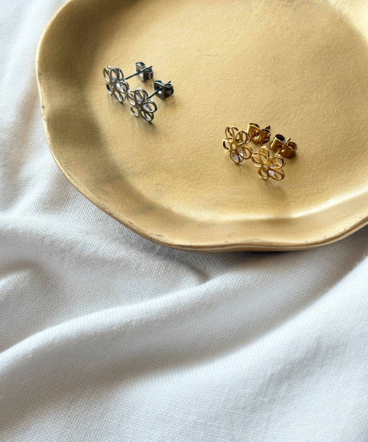 ciite' シーテ ピアス（両耳用） 【 金属アレルギー対応 】フラワービジューピアス サージカルステンレス（両耳用）