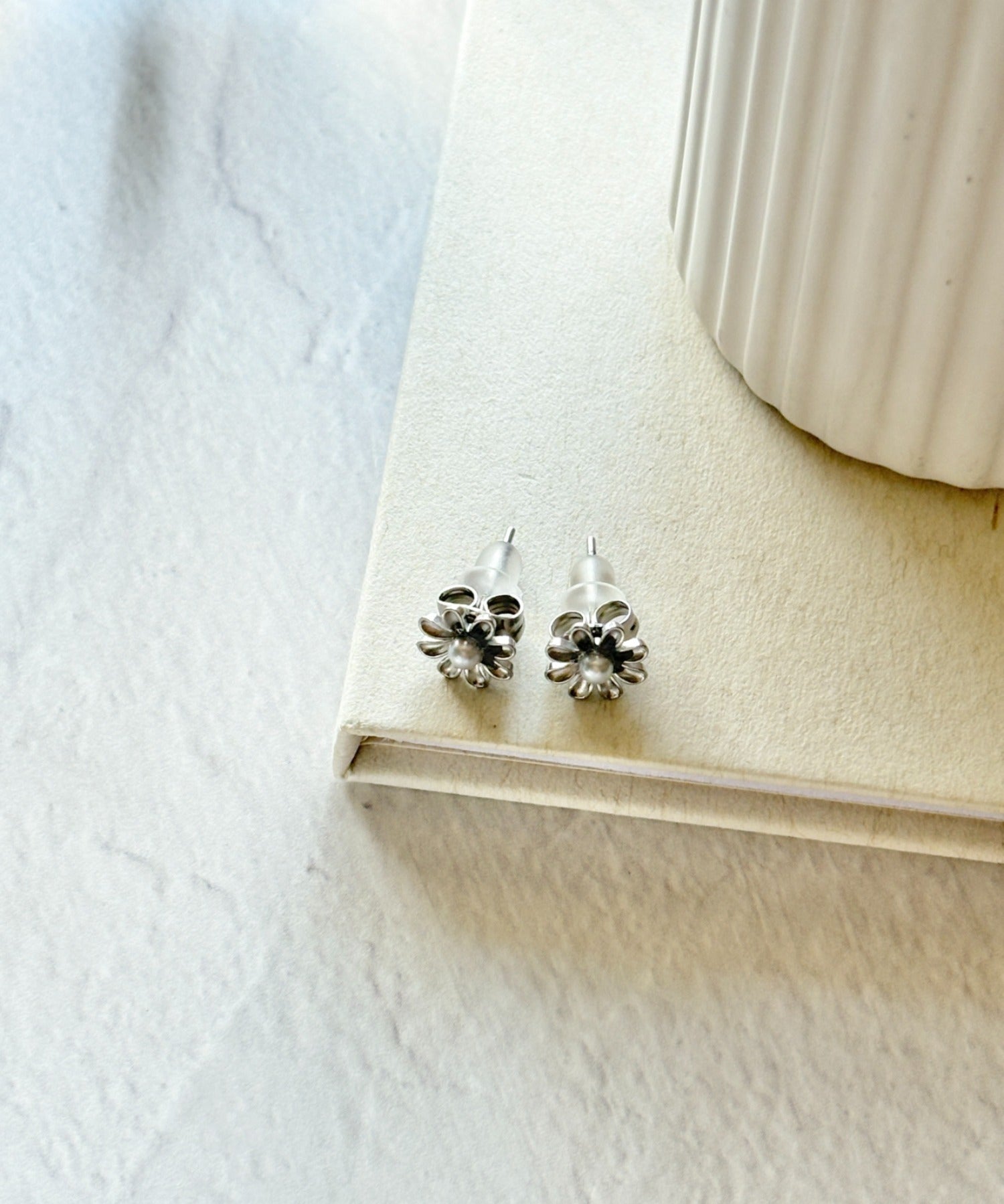 ciite' シーテ ピアス（両耳用） 【 金属アレルギー対応 】 ミニフラワー パールピアス サージカルステンレス（両耳用）