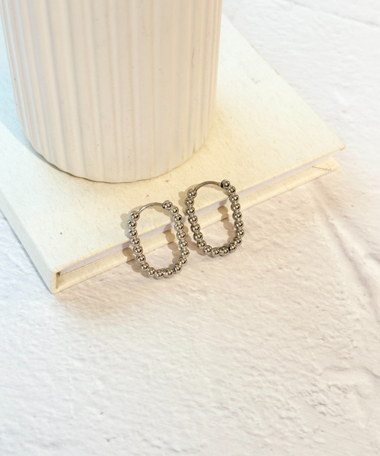 ciite' シーテ ピアス（両耳用） 【 金属アレルギー対応 】ボールモチーフ オーバルフープピアス サージカルステンレス（両耳用）
