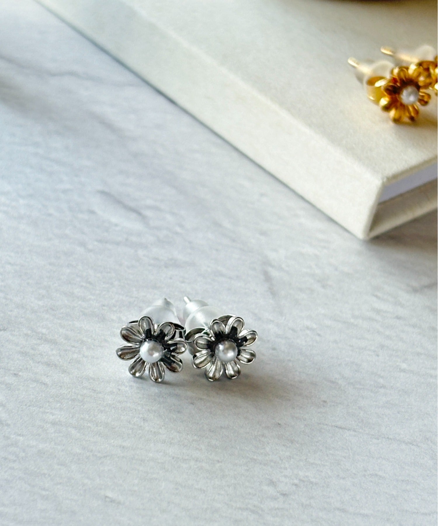 ciite' シーテ ピアス（両耳用） 【 金属アレルギー対応 】 ミニフラワー パールピアス サージカルステンレス（両耳用）