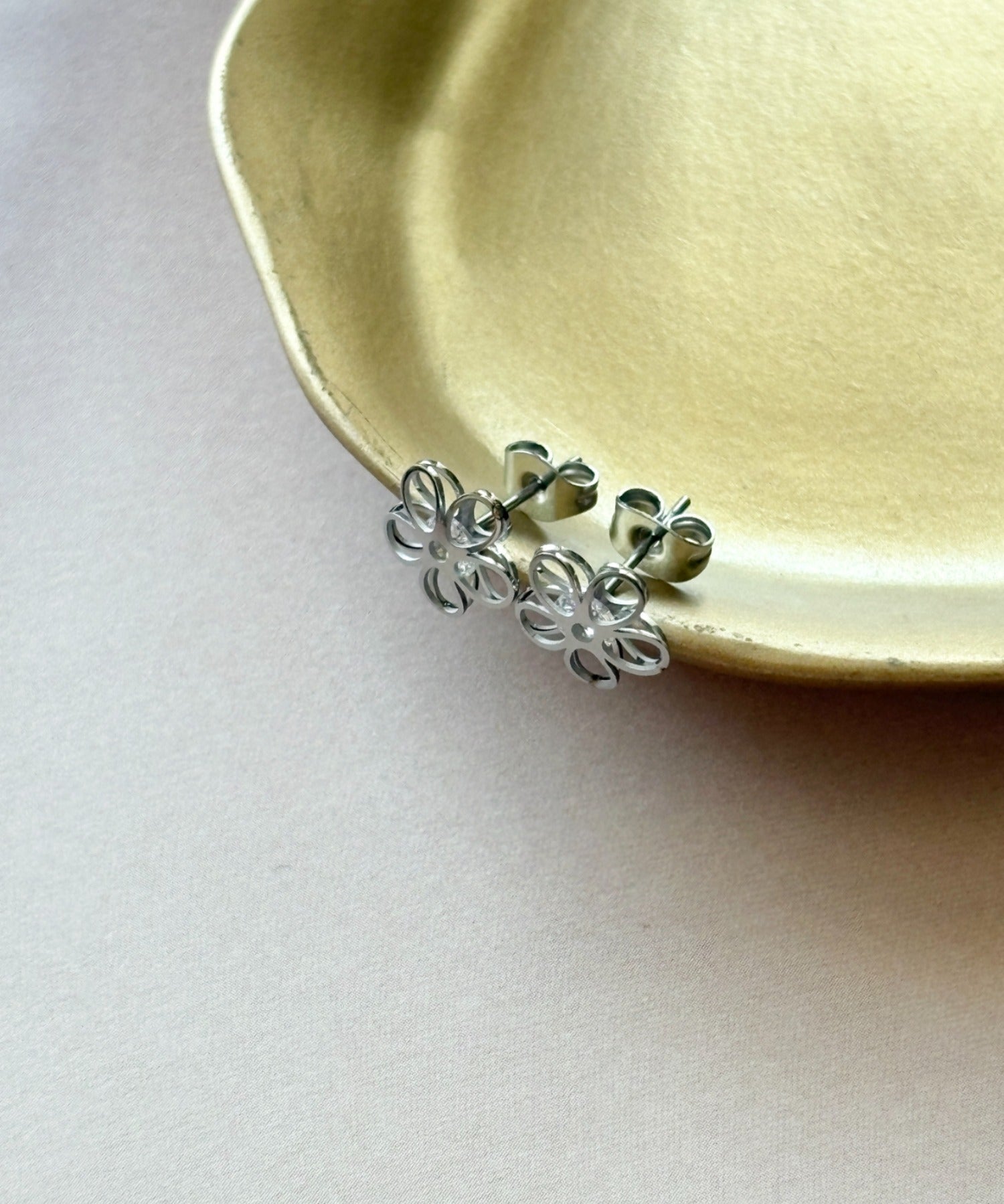 ciite' シーテ ピアス（両耳用） 【 金属アレルギー対応 】フラワービジューピアス サージカルステンレス（両耳用）