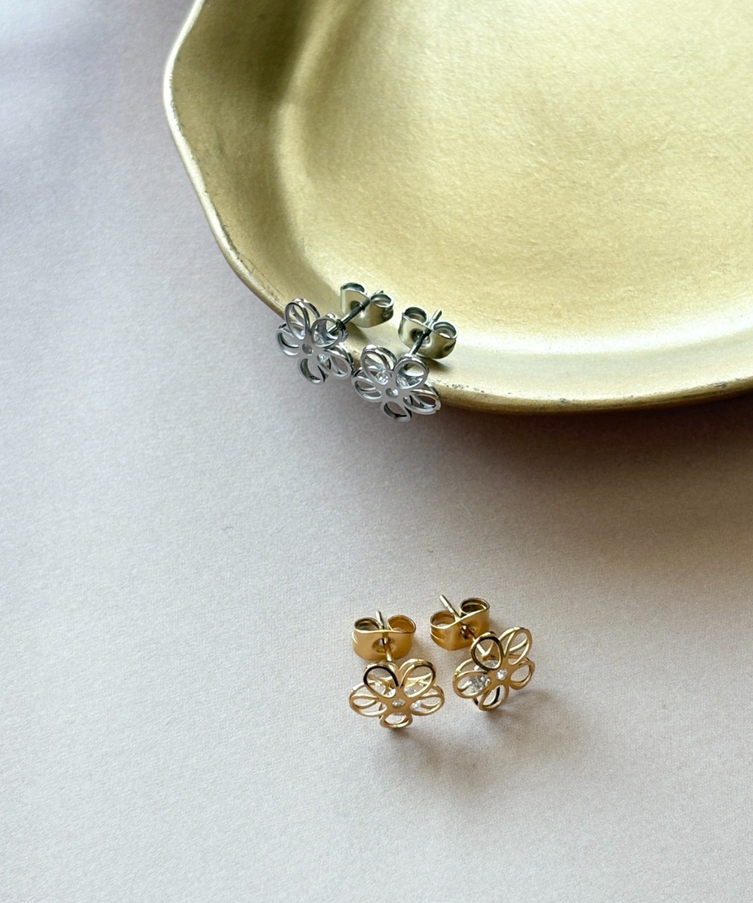 ciite' シーテ ピアス（両耳用） 【 金属アレルギー対応 】フラワービジューピアス サージカルステンレス（両耳用）