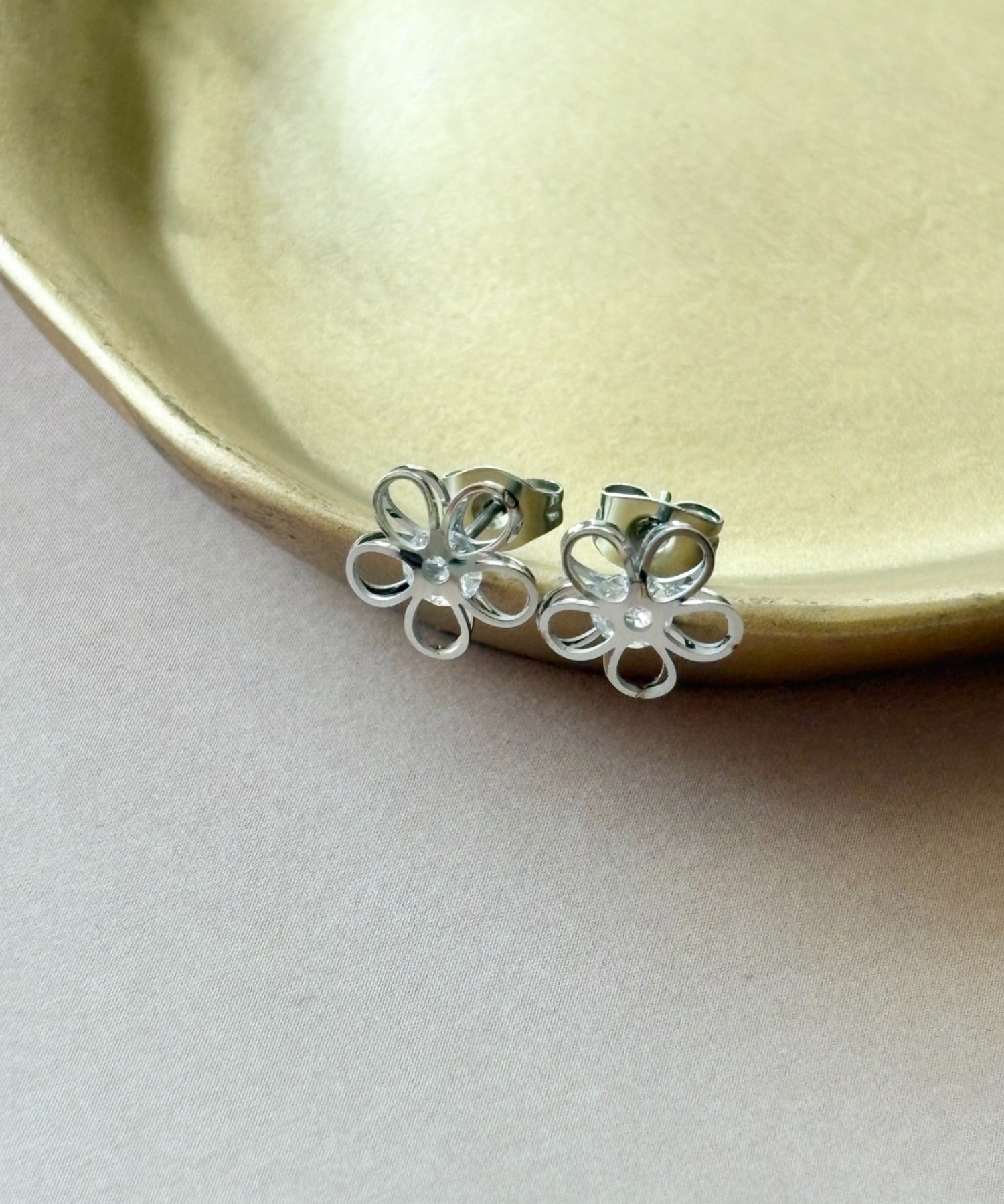 ciite' シーテ ピアス（両耳用） 【 金属アレルギー対応 】フラワービジューピアス サージカルステンレス（両耳用）