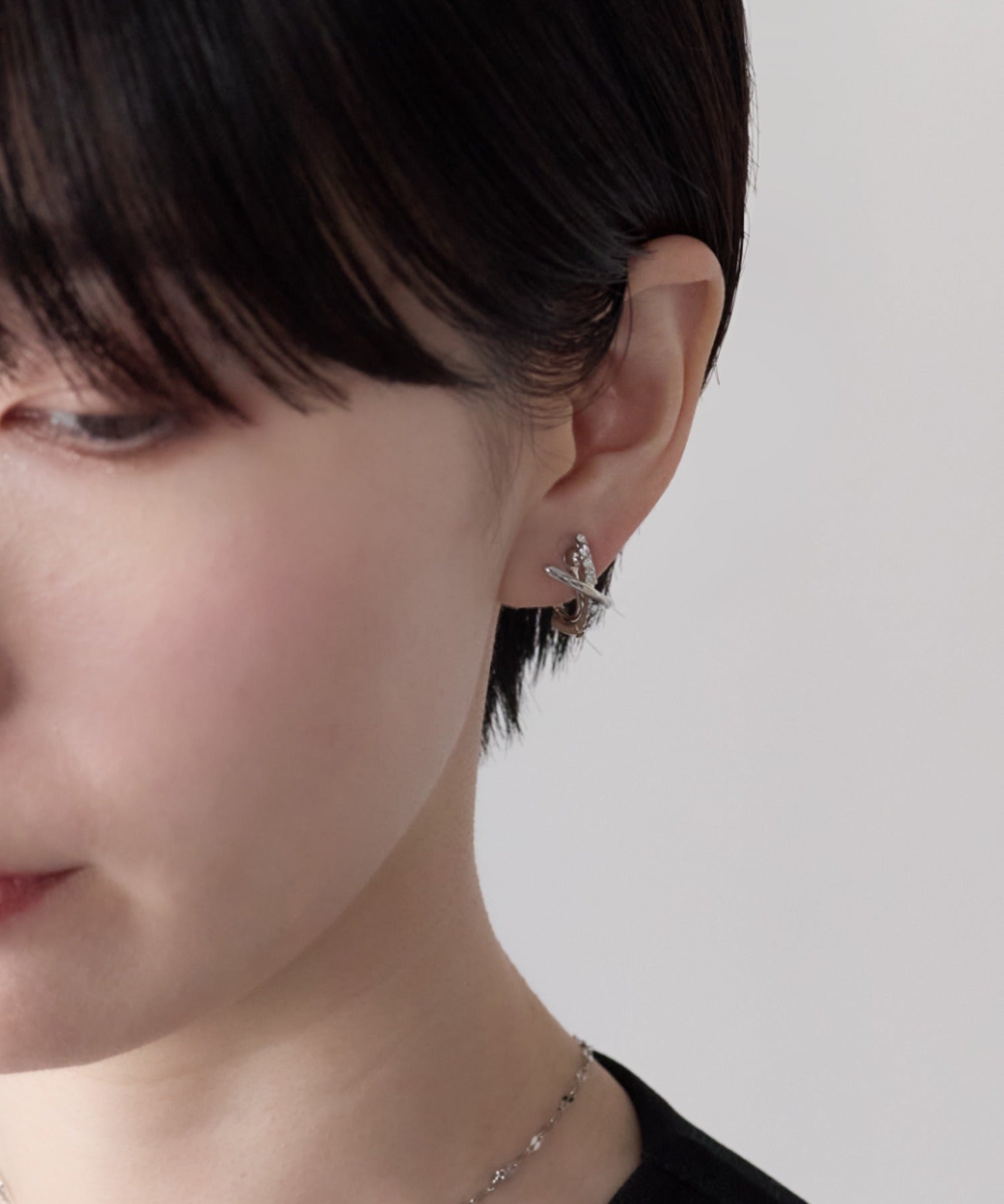 ciite' シーテ イヤリング シリコン付 クロスビジューデザイン イヤリング