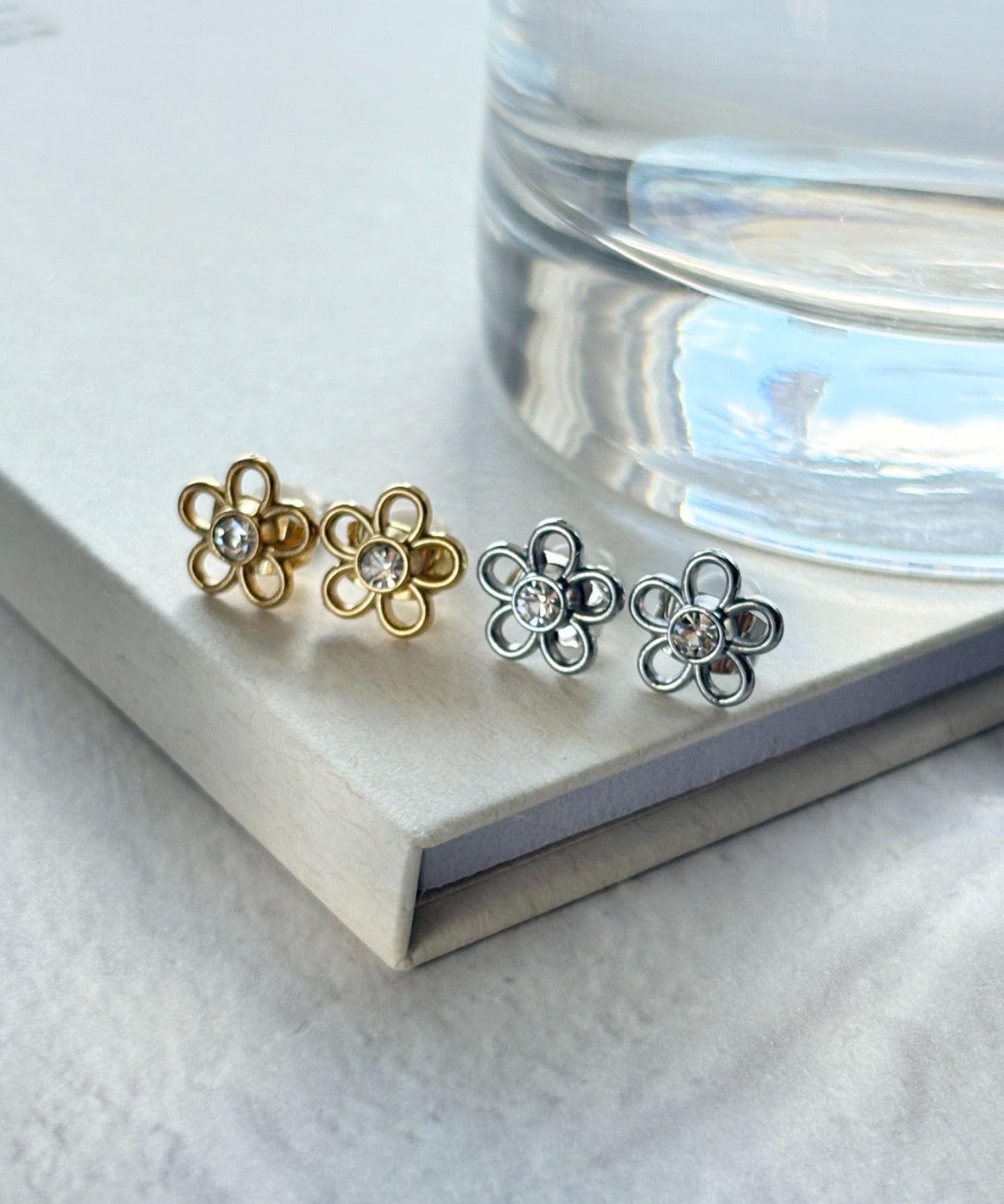 ciite' シーテ ピアス（両耳用） 【 金属アレルギー対応 】ミニフラワービジューピアス サージカルステンレス（両耳用） シルバー FREE