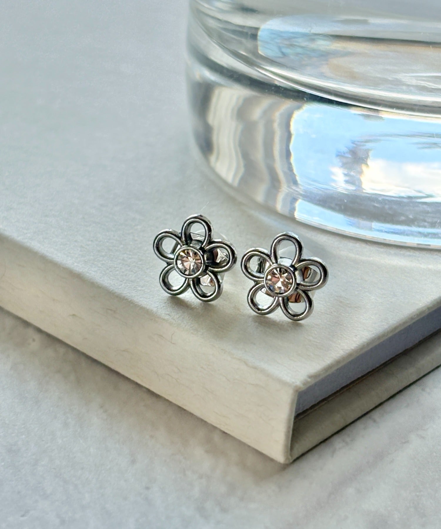 ciite' シーテ ピアス（両耳用） 【 金属アレルギー対応 】ミニフラワービジューピアス サージカルステンレス（両耳用）