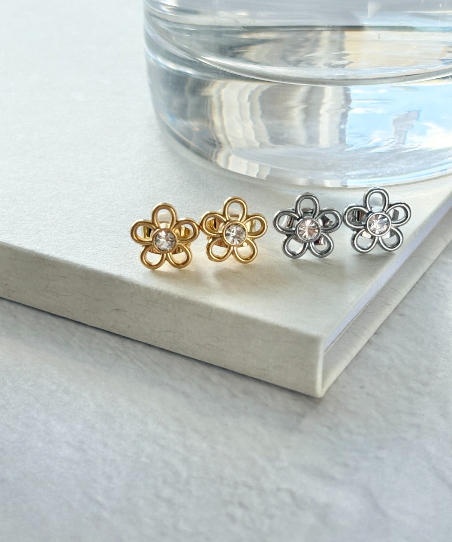 ciite' シーテ ピアス（両耳用） 【 金属アレルギー対応 】ミニフラワービジューピアス サージカルステンレス（両耳用）