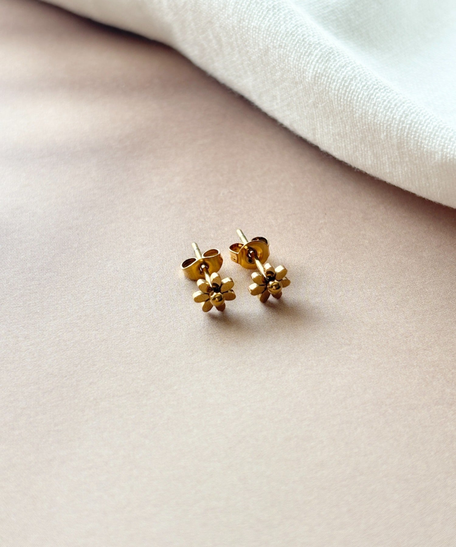 ciite' シーテ ピアス（両耳用） 【 金属アレルギー対応 】デイジーフラワー ミニピアス サージカルステンレス（両耳用）