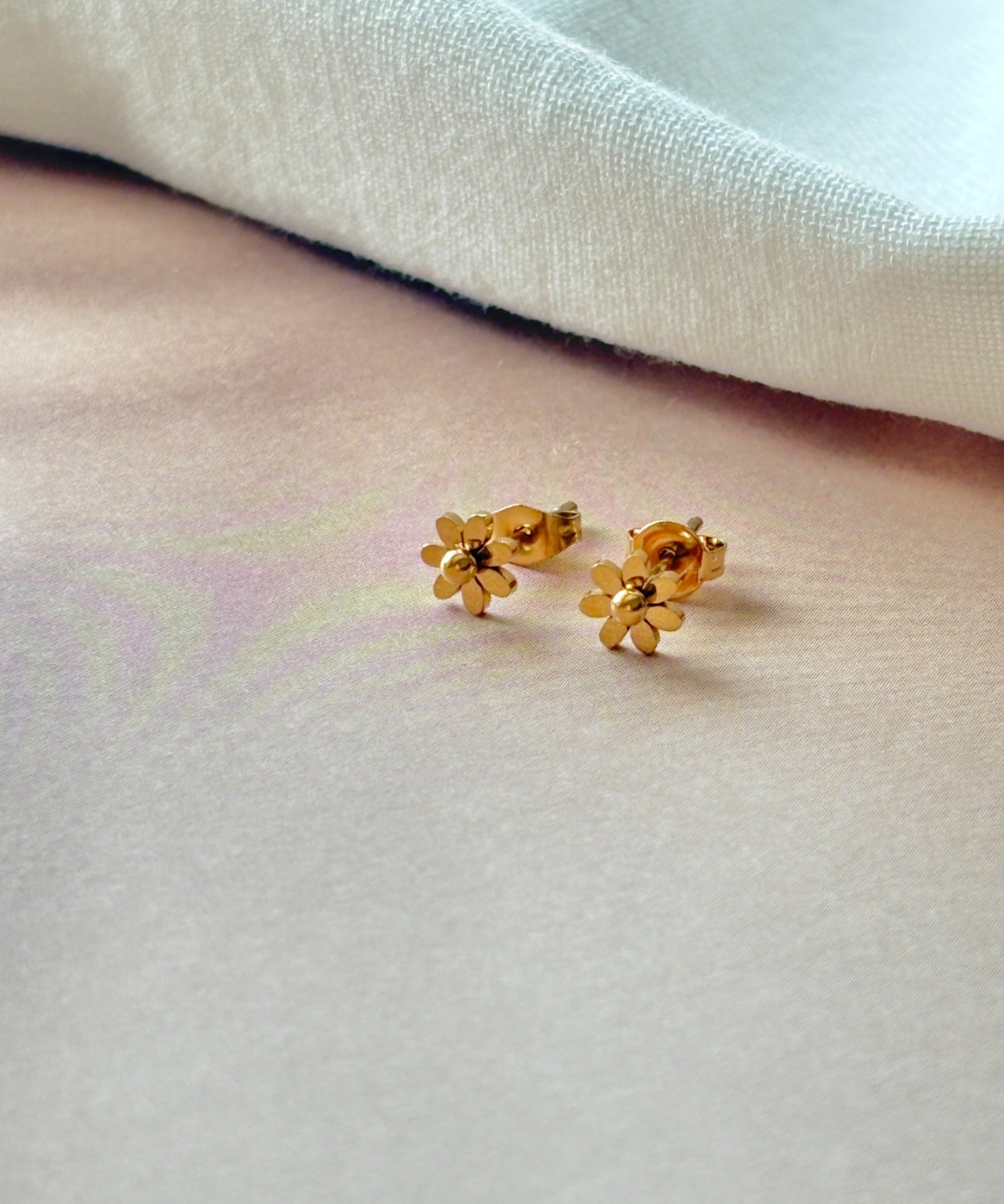 ciite' シーテ ピアス（両耳用） 【 金属アレルギー対応 】デイジーフラワー ミニピアス サージカルステンレス（両耳用）