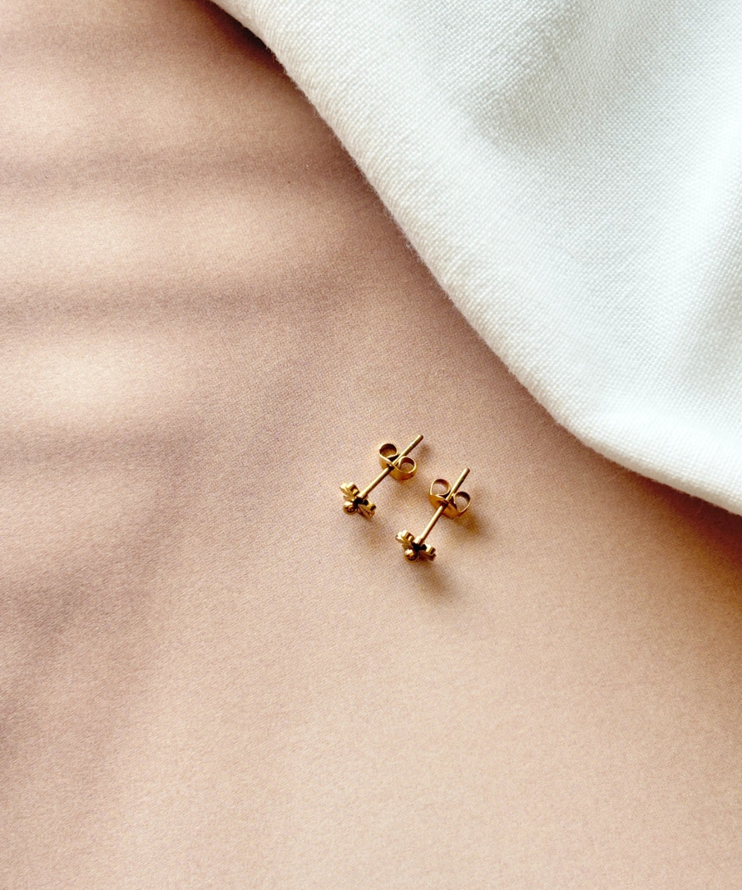 ciite' シーテ ピアス（両耳用） 【 金属アレルギー対応 】デイジーフラワー ミニピアス サージカルステンレス（両耳用）