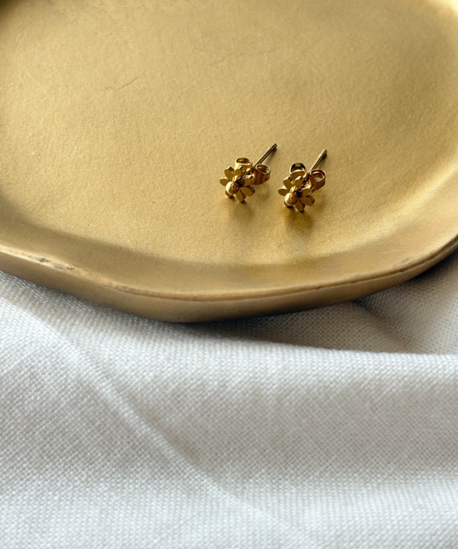 ciite' シーテ ピアス（両耳用） 【 金属アレルギー対応 】デイジーフラワー ミニピアス サージカルステンレス（両耳用）