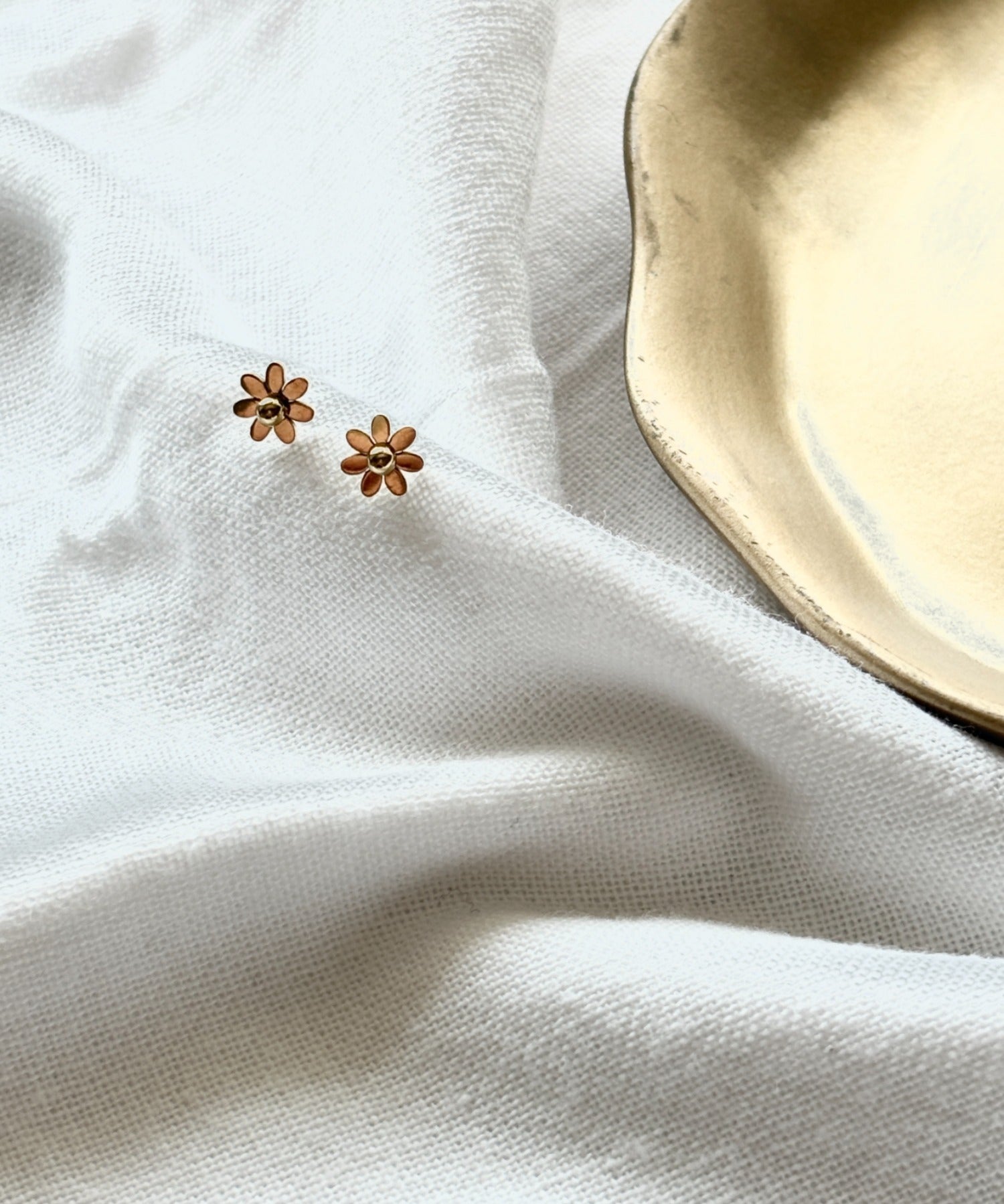 ciite' シーテ ピアス（両耳用） 【 金属アレルギー対応 】デイジーフラワー ミニピアス サージカルステンレス（両耳用）