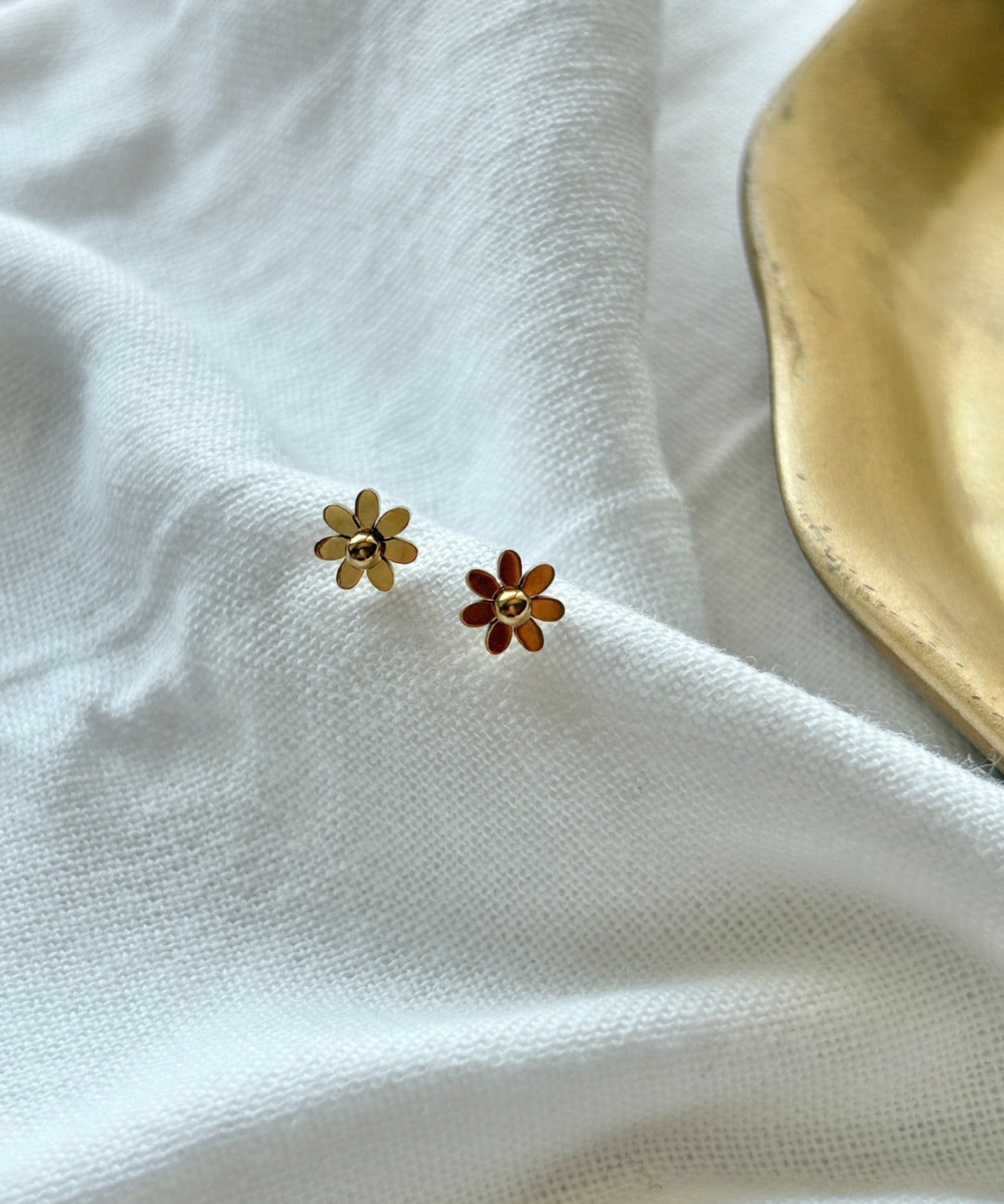 ciite' シーテ ピアス（両耳用） 【 金属アレルギー対応 】デイジーフラワー ミニピアス サージカルステンレス（両耳用）