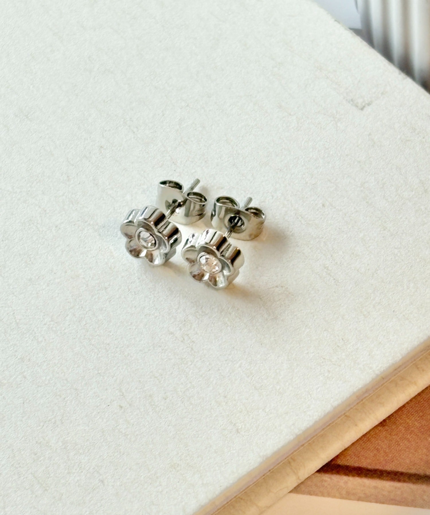 ciite' シーテ ピアス（両耳用） 【 金属アレルギー対応 】フラワービジュー ミニピアス サージカルステンレス（両耳用）