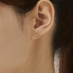 ciite' シーテ ピアス（両耳用） 【 金属アレルギー対応 】デイジーフラワー ミニピアス サージカルステンレス（両耳用） ゴールド FREE